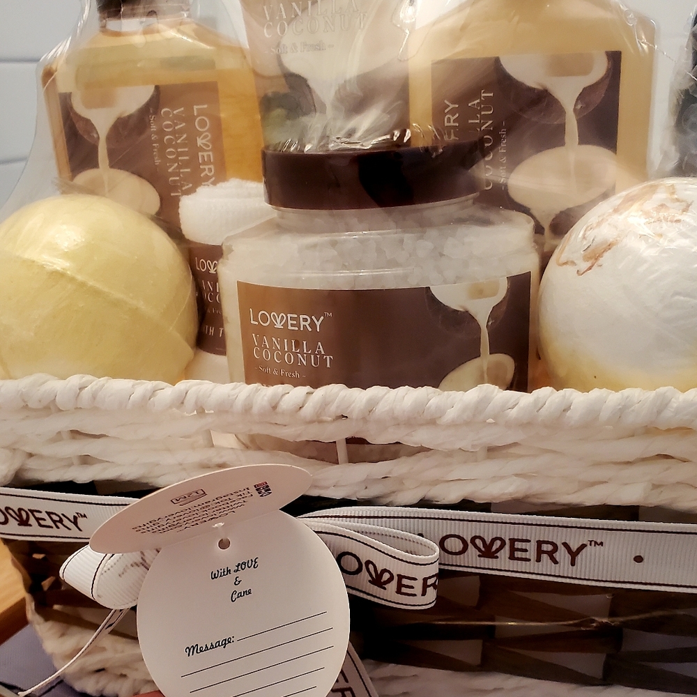 9-piece Unisex Bath & Body Gift Set, Vanilla Coconut 🥥 😋 - Picture 3 of 12